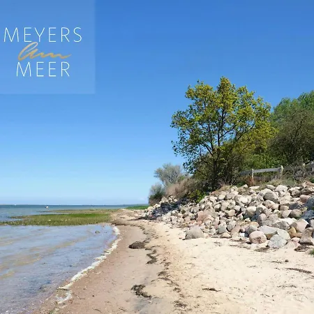 Schwarzes Holzferienhaus Mit Sauna -- Gartenglueck -- An Der Ostsee, Bei Wismar, 500m, 2 Schlafzimmer