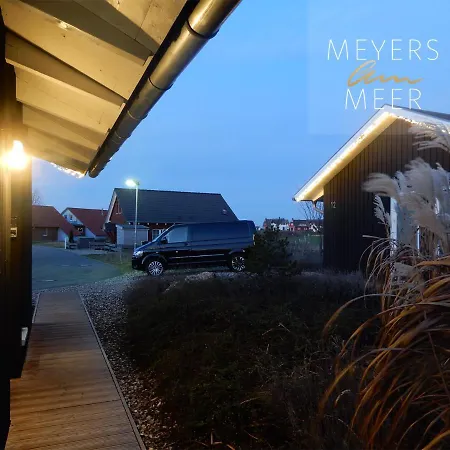 Schwarzes Holzferienhaus Mit Sauna -- Gartenglueck -- An Der Ostsee, Bei Wismar, 500m, 2 Schlafzimmer Vakantiehuis