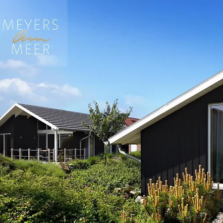 Schwarzes Holzferienhaus Mit Sauna -- Gartenglueck -- An Der Ostsee, Bei Wismar, 500m, 2 Schlafzimmer Casa de Férias *