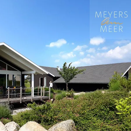 Schwarzes Holzferienhaus Mit Sauna -- Gartenglueck -- An Der Ostsee, Bei Wismar, 500m, 2 Schlafzimmer *