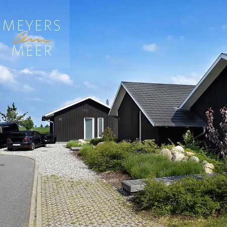 Schwarzes Holzferienhaus Mit Sauna -- Gartenglueck -- An Der Ostsee, Bei Wismar, 500m, 2 Schlafzimmer
