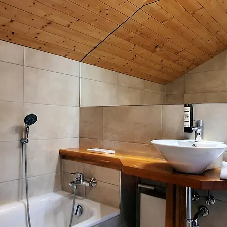 Schwarzes Holzferienhaus Mit Sauna -- Gartenglueck -- An Der Ostsee, Bei Wismar, 500m, 2 Schlafzimmer Vakantiehuis
