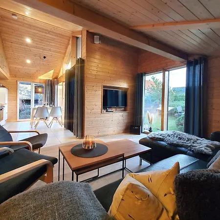 Schwarzes Holzferienhaus Mit Sauna -- Gartenglueck -- An Der Ostsee, Bei Wismar, 500m, 2 Schlafzimmer