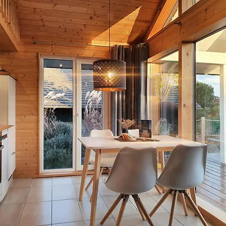Schwarzes Holzferienhaus Mit Sauna -- Gartenglueck -- An Der Ostsee, Bei Wismar, 500m, 2 Schlafzimmer Vakantiehuis